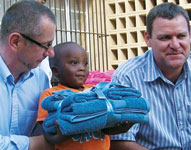 Rainer Mielke (l) and John Groom presenting the Christmas gifts